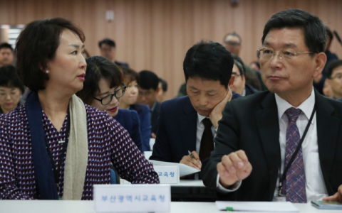 지난 16일 오전 정부세종청사 교육부에서 전국 시도교육청 감사관들이 굳은 표정으로 대화를 나누고 있다. 연합뉴스