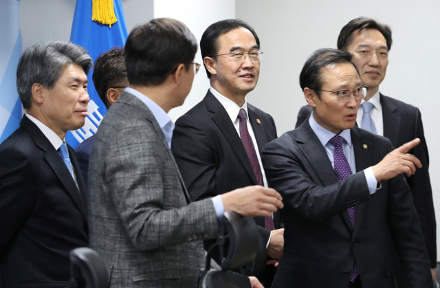 더불어민주당 홍영표 원내대표(오른쪽)가 2일 오후 국회 의원회관에서 열린 
