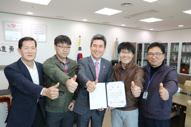 이강덕 포항시장(가운데)을 비롯한 관련 부서 직원들이