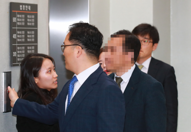 서울 숙명여고에 재직하면서 2학년에 다니는 자신의 딸들에게 정기고사 문제와 정답을 유출한 혐의를 받는 전임 교무부장 A씨가 6일 오전 서울 서초동 중앙지법에서 열린 구속 전 피의자 심문(영장실질심사)에 출석하며 취재진의 질문을 받고 있다. 연합뉴스