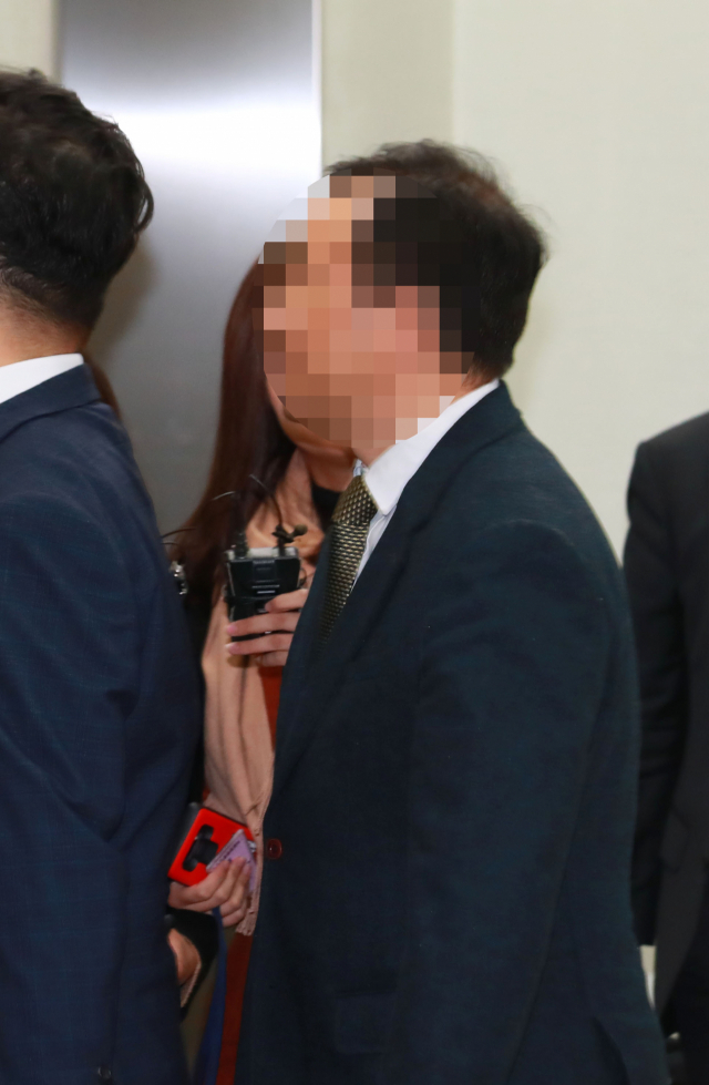 서울 숙명여고에 재직하면서 2학년에 다니는 자신의 딸들에게 정기고사 문제와 정답을 유출한 혐의를 받는 전임 교무부장 A씨가 6일 오전 서울 서초동 중앙지법에서 열린 구속 전 피의자 심문(영장실질심사)에 출석하고 있다. 연합뉴스
