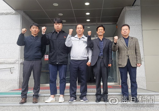 영양군청 산림직 공무원들이 영양지역에서 발생한 송이절도범 검거를 위해 지난 2개월여 동안 차량 추적과 탐문 수사 등을 벌여 절도범을 검거했다. 영양군 제공