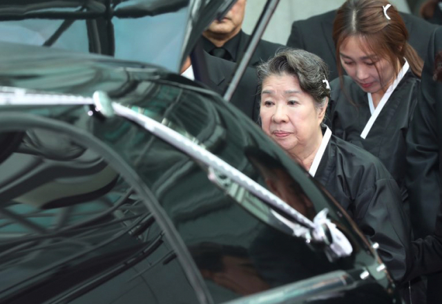 6일 오전 서울 송파구 서울아산병원 장례식장에서 진행된 배우 신성일의 발인식에서 배우 엄앵란이 운구차 안을 바라보고 있다. 연합뉴스