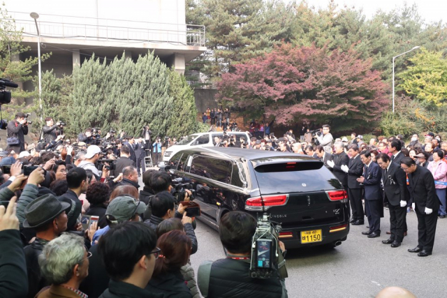 6일 오전 서울 송파구 서울아산병원 장례식장에서 진행된 배우 신성일의 발인식에서 유가족 및 시민들이 마지막 가는 길을 배웅하고 있다. 연합뉴스