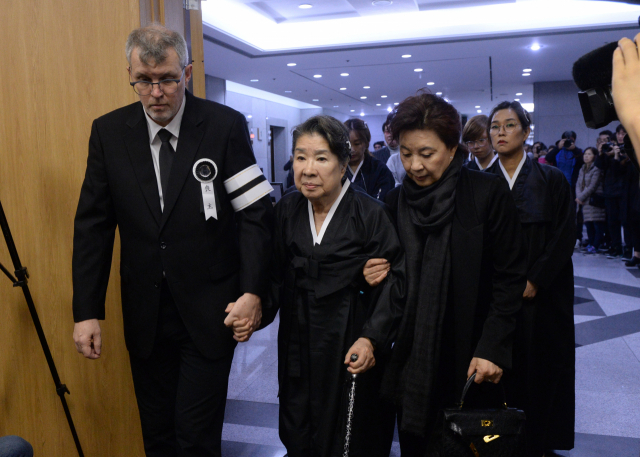 고 신성일의 부인 엄앵란이 6일 오전 서울 송파구 서울아산병원 장례식장에 마련된 영결식에 유가족의 부축을 받으며 들어서고 있다. 연합뉴스