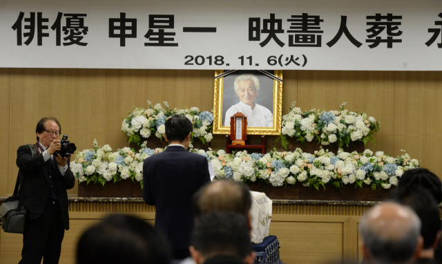 고 신성일의 영결식이 6일 오전 서울 송파구 서울아산병원 장례식장에서 영화인장으로 거행된 가운데 고인의 약력이 소개되고 있다. 연합뉴스