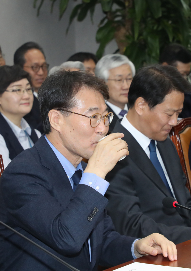 장하성 청와대 정책실장이 6일 국회에서 열린 국회 운영위원회의 청와대 국정감사에 참석해 물을 마시고 있다. 오른쪽은 임종석 청와대 비서실장. 연합뉴스
