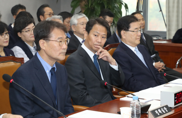6일 국회에서 열린 국회 운영위원회의 청와대 국정감사에 장하성 청와대 정책실장(왼쪽부터), 임종석 비서실장, 정의용 국가안보실장이 참석해 있다. 연합뉴스