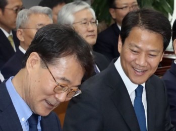 임종석 대통령비서실장(오른쪽)이 6일 국회에서 열린 국회 운영위원회의 청와대 국정감사에서 장하성 정책실장과 대화하고 있다. 연합뉴스