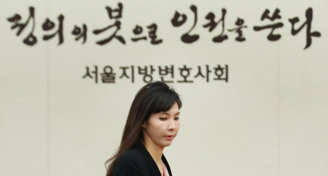 상관의 성추행 피해 사실을 폭로해 사회 각계의 