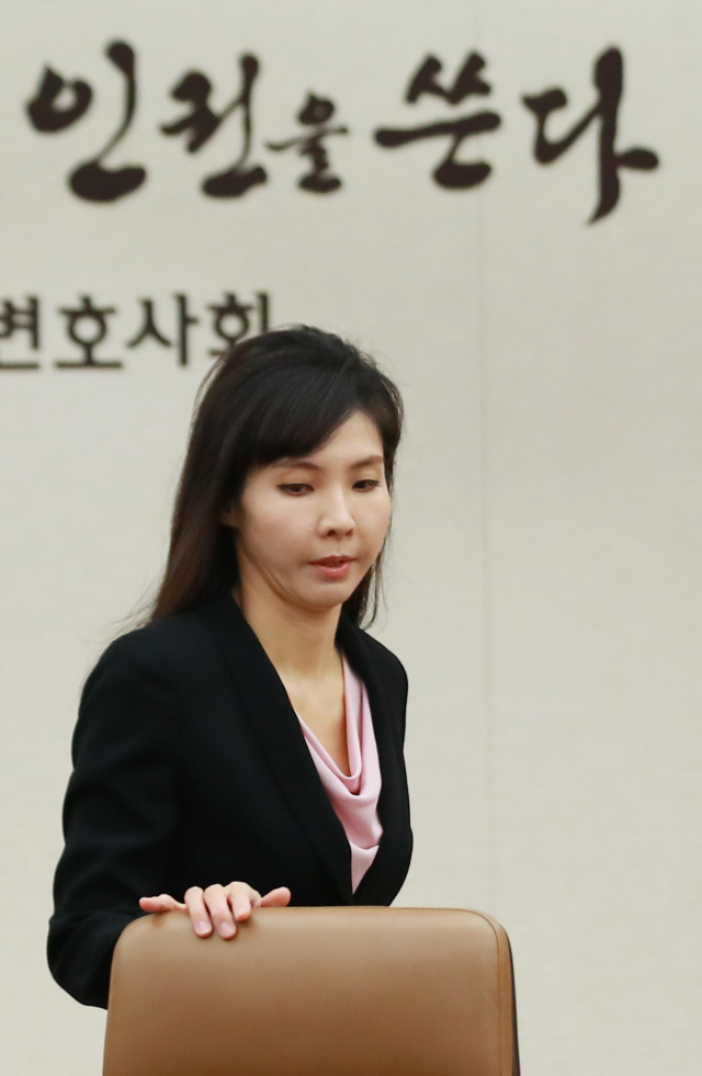 상관의 성추행 피해 사실을 폭로해 사회 각계의 