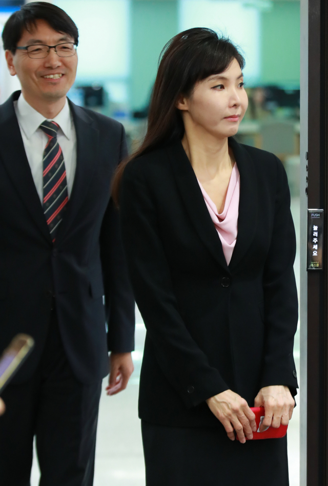 상관의 성추행 피해 사실을 폭로해 사회 각계의 