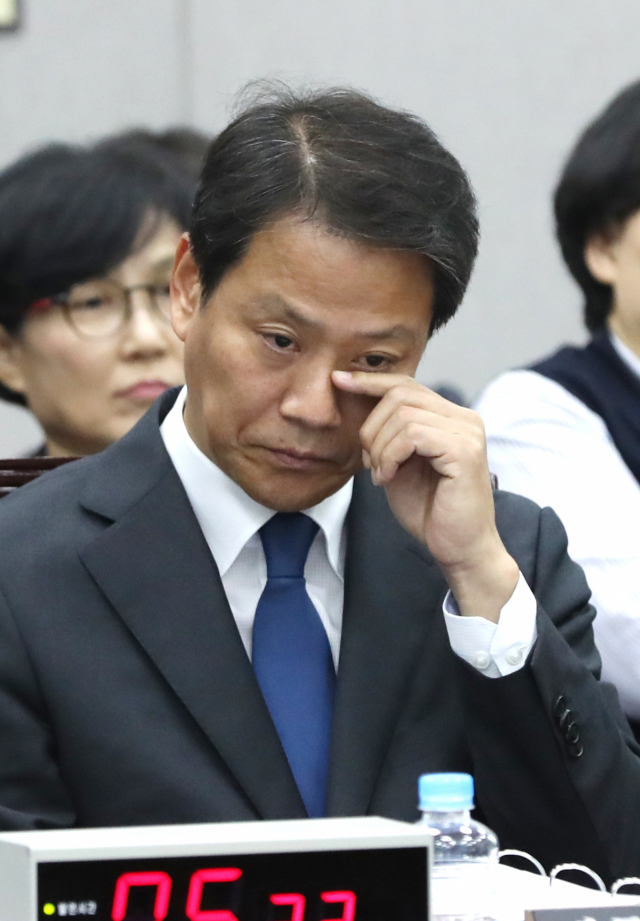 임종석 대통령비서실장이 6일 국회에서 열린 국회 운영위원회의 청와대 국정감사에서 얼굴을 만지고 있다. 연합뉴스