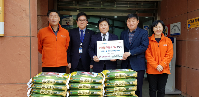 매년 쌀 20kg짜리 200~300포대를 이웃들에게 전달한다. 신정신협제공