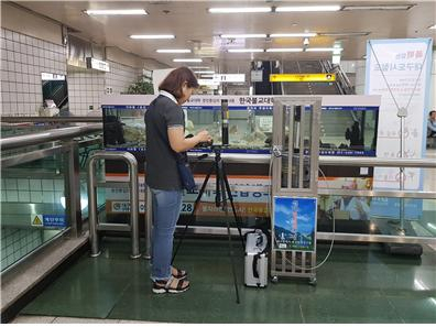 대구시 보건환경연구원이 도시철도 지하역사 대합실에서 실내공기 질을 측정하는 모습. 대구시 제공