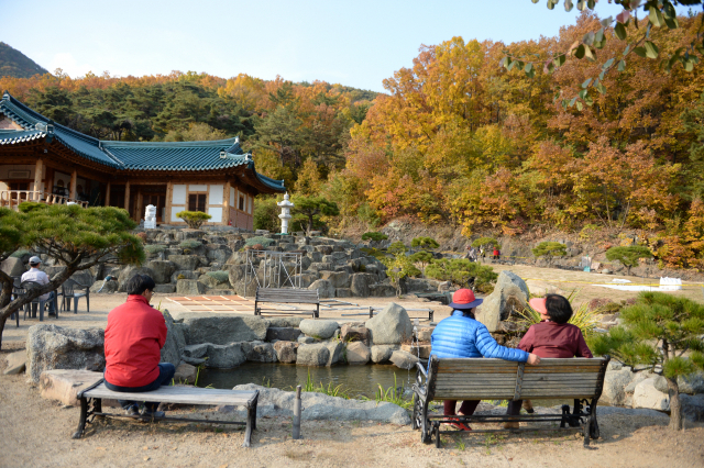 고 신성일의 팬들이 6일 영천시 괴연동 한옥 앞 벤치에 앉아 추억에 잠겨 있다. 이날 한옥에는 하루종일 팬들의 발길이 이어졌다. 민병곤 기자