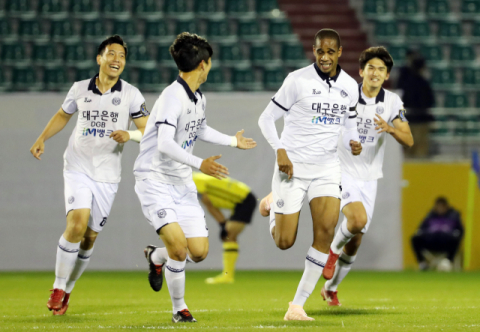 지난달 31일 전남 광양전용구장에서 열린 전남 드래곤즈와의 FA컵 준결승전에서 대구FC 에드가(오른쪽 두번째)가 첫 골을 터뜨린 뒤 동료들과 기뻐하고 있다. 연합뉴스
