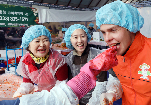 4일 김장철을 맞아 강원 평창군 진부면 오대천축제장에서 열린 2018 평창고랭지김장축제에서 한 외국인이 직접 담근 김치를 맛보고 있다. 11일까지 열리는 이번 고랭지 김장축제는