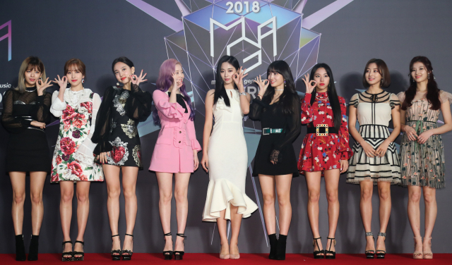그룹 트와이스가 6일 오후 인천 남동구 수산동 인천남동체육관에서 열린 2018 MBC플러스 x 지니 뮤직 어워드(2018 MGA) 레드카펫 행사에서 포즈를 취하고 있다. 연합뉴스