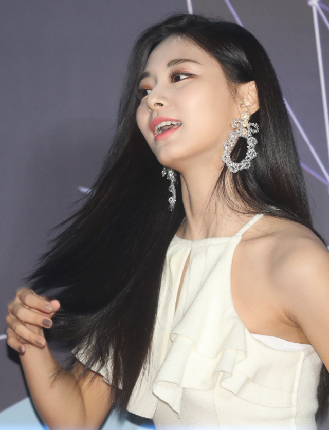그룹 트와이스의 쯔위가 6일 오후 인천 남동구 수산동 인천남동체육관에서 열린 2018 MBC플러스 x 지니 뮤직 어워드(2018 MGA) 레드카펫 행사에서 포즈를 취하고 있다. 연합뉴스
