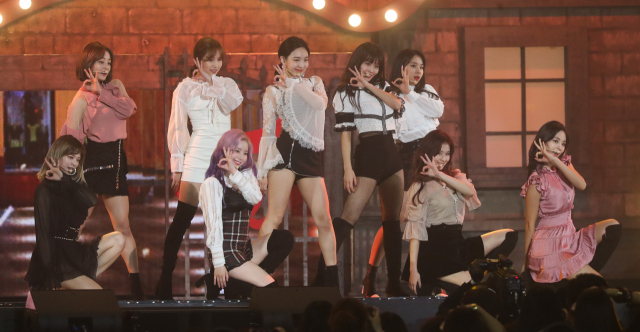 그룹 트와이스가 6일 오후 인천 남동구 수산동 인천남동체육관에서 열린 2018 MBC플러스 x 지니 뮤직 어워드(2018 MGA)에서 공연을 선보이고 있다. 연합뉴스