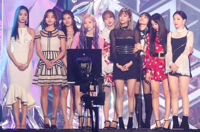 그룹 트와이스가 6일 오후 인천 남동구 수산동 인천남동체육관에서 열린 2018 MBC플러스 x 지니 뮤직 어워드(2018 MGA)에서 올해의 여자그룹상을 수상, 소감을 말하고 있다. 연합뉴스