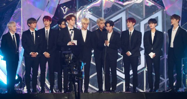 워너원이 6일 오후 인천 남동구 수산동 인천남동체육관에서 열린 2018 MBC플러스 x 지니 뮤직 어워드(2018 MGA)에서 보컬 부문 수상소감을 말하고 있다. 연합뉴스