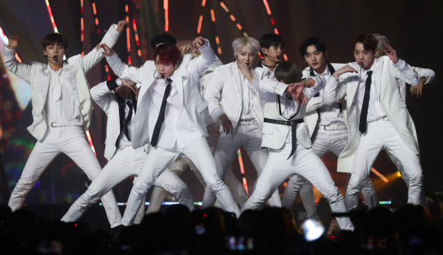 그룹 워너원이 6일 오후 인천 남동구 수산동 인천남동체육관에서 열린 2018 MBC플러스 x 지니 뮤직 어워드(2018 MGA)에서 공연을 선보이고 있다. 연합뉴스