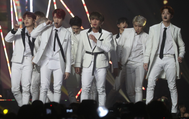 그룹 워너원이 6일 오후 인천 남동구 수산동 인천남동체육관에서 열린 2018 MBC플러스 x 지니 뮤직 어워드(2018 MGA)에서 공연을 선보이고 있다. 연합뉴스