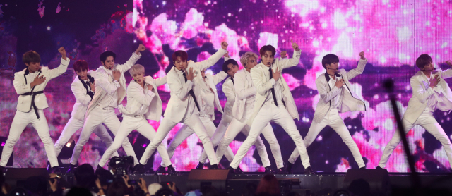그룹 워너원이 6일 오후 인천 남동구 수산동 인천남동체육관에서 열린 2018 MBC플러스 x 지니 뮤직 어워드(2018 MGA)에서 공연을 선보이고 있다. 연합뉴스