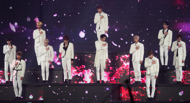 그룹 워너원이 6일 오후 인천 남동구 수산동 인천남동체육관에서 열린 2018 MBC플러스 x 지니 뮤직 어워드(2018 MGA)에서 공연을 선보이고 있다. 연합뉴스