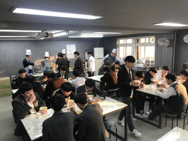 대구 경상공고가 아침을 거르고 등교하는 학생들을 위해 아침 급식을 무료로 제공해 호평을 얻고 있다. 교사들이 직접 조리를 하고 배식도 해 사제 간의 정을 돈독히 하는 효과도 거두고 있다. 경상공고 제공