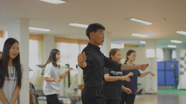 땐뽀걸즈 원작의 이규호 선생님(중앙). 네이버 영화