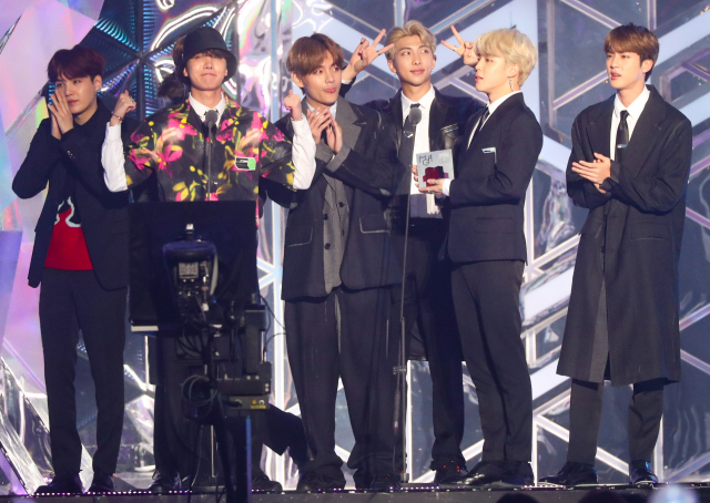 그룹 방탄소년단이 6일 오후 인천 남동구 수산동 인천남동체육관에서 열린 2018 MBC플러스 x 지니 뮤직 어워드(2018 MGA)에서 댄스 부문 수상 소감을 말하고 있다. 연합뉴스