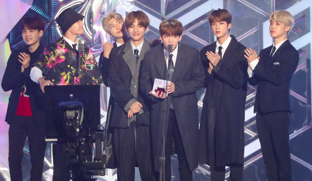 그룹 방탄소년단이 6일 오후 인천 남동구 수산동 인천남동체육관에서 열린 2018 MBC플러스 x 지니 뮤직 어워드(2018 MGA)에서 댄스 부문 수상 소감을 말하고 있다. 연합뉴스