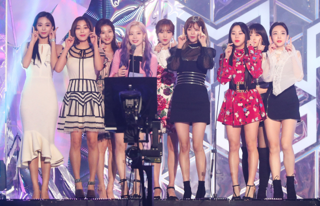 그룹 트와이스가 6일 오후 인천 남동구 수산동 인천남동체육관에서 열린 2018 MBC플러스 x 지니 뮤직 어워드(2018 MGA)에서 올해의 여자그룹상을 수상, 소감을 말하고 있다. 연합뉴스