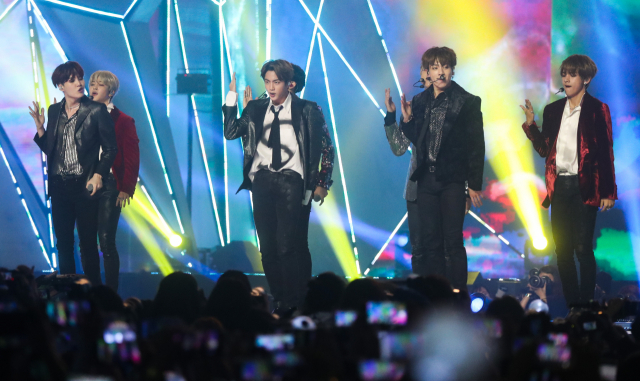 그룹 방탄소년단(BTS)이 6일 오후 인천 남동구 수산동 인천남동체육관에서 열린 2018 MBC플러스 x 지니 뮤직 어워드(2018 MGA)에서 공연을 선보이고 있다. 연합뉴스