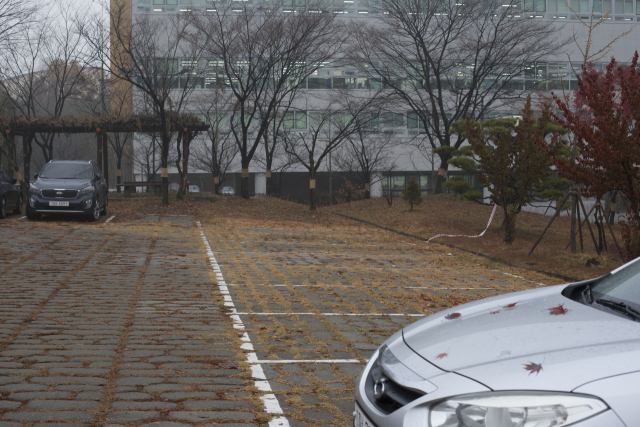 환경부가 수도권 지역에 미세먼지 비상저감조치를 발령한 7일 오전 경기도 의정부시 경기북부청사 주차장이 차량 2부제로 한적한 모습을 보이고 있다. 비상저감조치에 따라 이날 오전 6시부터 오후 9시까지 행정·공공기관은 차량 2부제가 의무적으로 적용되고 대중교통 이용이 권고된다. 연합뉴스
