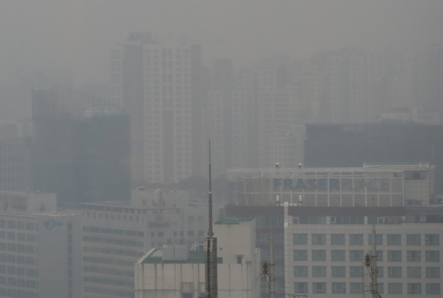 가을비가 내린 7일 서울 도심이 비와 미세먼지로 온통 희뿌옇다. 연합뉴스