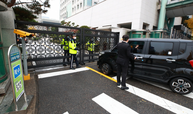 환경부가 수도권 지역에 미세먼지 비상저감조치를 발령한 7일 오전 서울 도렴동 정부서울청사 별관 입구에서 청사 관계자가 차량 2부제 준수 여부를 확인하고 있다. 비상저감조치에 따라 이날 오전 6시부터 오후 9시까지 행정·공공기관은 차량 2부제가 의무적으로 적용되고 대중교통 이용이 권고된다. 연합뉴스