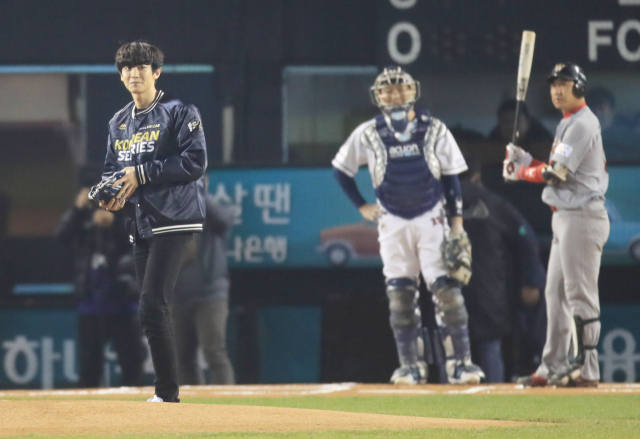 5일 오후 서울 송파구 잠실야구장에서 열린 2018 프로야구 한국시리즈 2차전두산 베어스와 SK 와이번스의 경기. 엑소 찬열이 시구 준비를 하고 있다. 연합뉴스