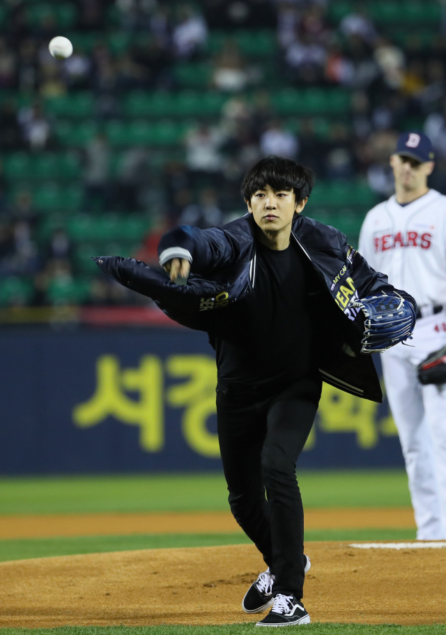 엑소의 찬열이 5일 서울 잠실야구장에서 열린 2018 프로야구 한국시리즈 SK 와이번스와 두산 베어스의 2차전 경기에서 시구하고 있다. 연합뉴스