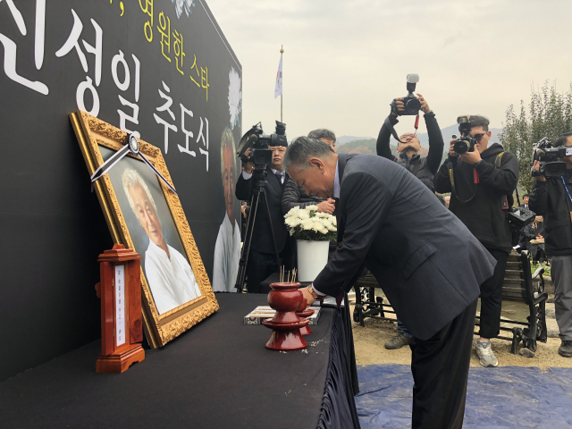7일 영천 괴연동에서 고 신성일의 추도식이 진행되고 있다. 안성완 인턴기자
