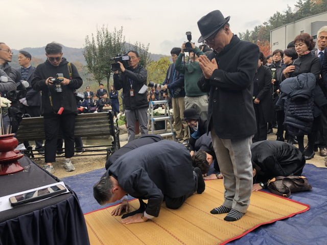 7일 영천 괴연동에서 고 신성일의 추도식이 진행되고 있다. 안성완 인턴기자