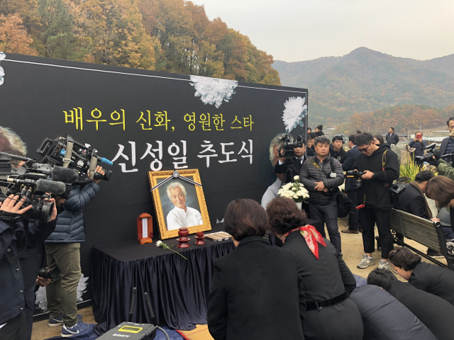 7일 영천 괴연동에서 고 신성일의 추도식이 진행되고 있다. 안성완 인턴기자
