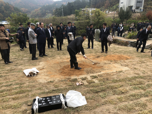 7일 영천 괴연동에서 고 신성일의 하관식이 진행되고 있다. 안성완 인턴기자