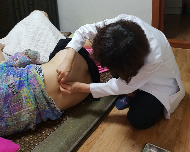 대구 서구보건소 직원이 노인 가정을 방문해 진료하고 있다. 대구 서구청 제공