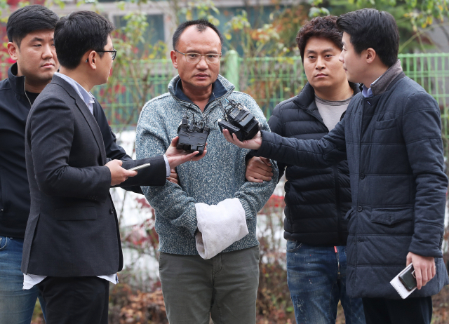 폭행과 강요, 마약류 관리에 관한 법률 위반 등의 혐의로 체포된 양진호 한국미래기술 회장이 7일 오후 경기도 수원시 경기남부지방경찰청으로 압송되고 있다. 연합뉴스