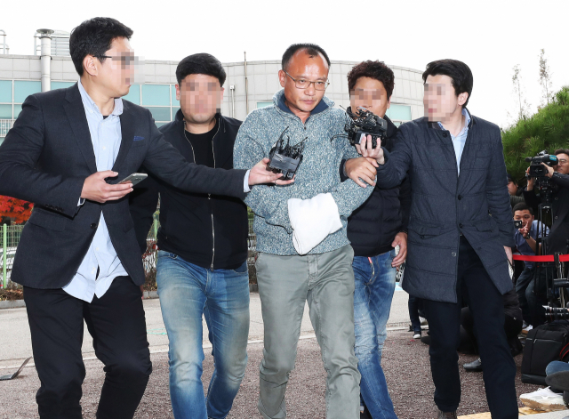 폭행과 강요, 마약류 관리에 관한 법률 위반 등의 혐의로 체포된 양진호 한국미래기술 회장이 7일 오후 경기도 수원시 경기남부지방경찰청으로 압송되고 있다. 연합뉴스
