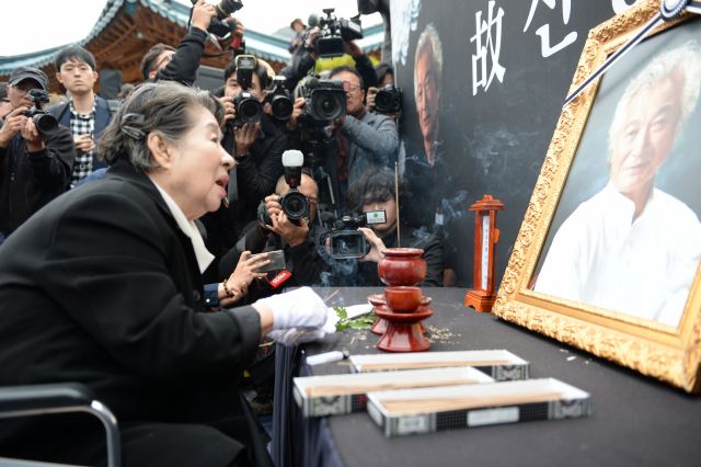 7일 영천시 괴연동 한옥 앞마당에서 열린 고 신성일 추도식에서 아내 엄앵란이 분향하고 있다. 민병곤 기자